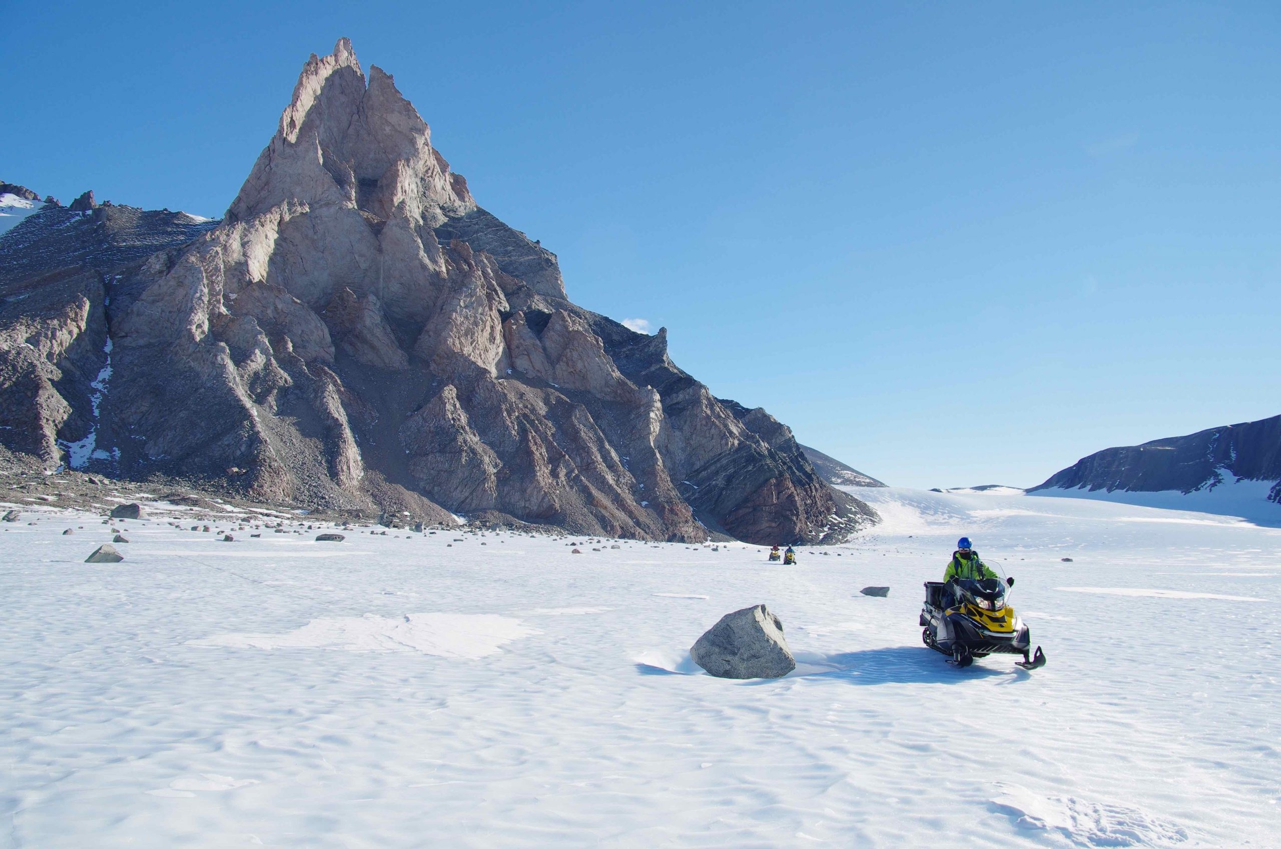 南極セール・ロンダーネ山地での野外調査